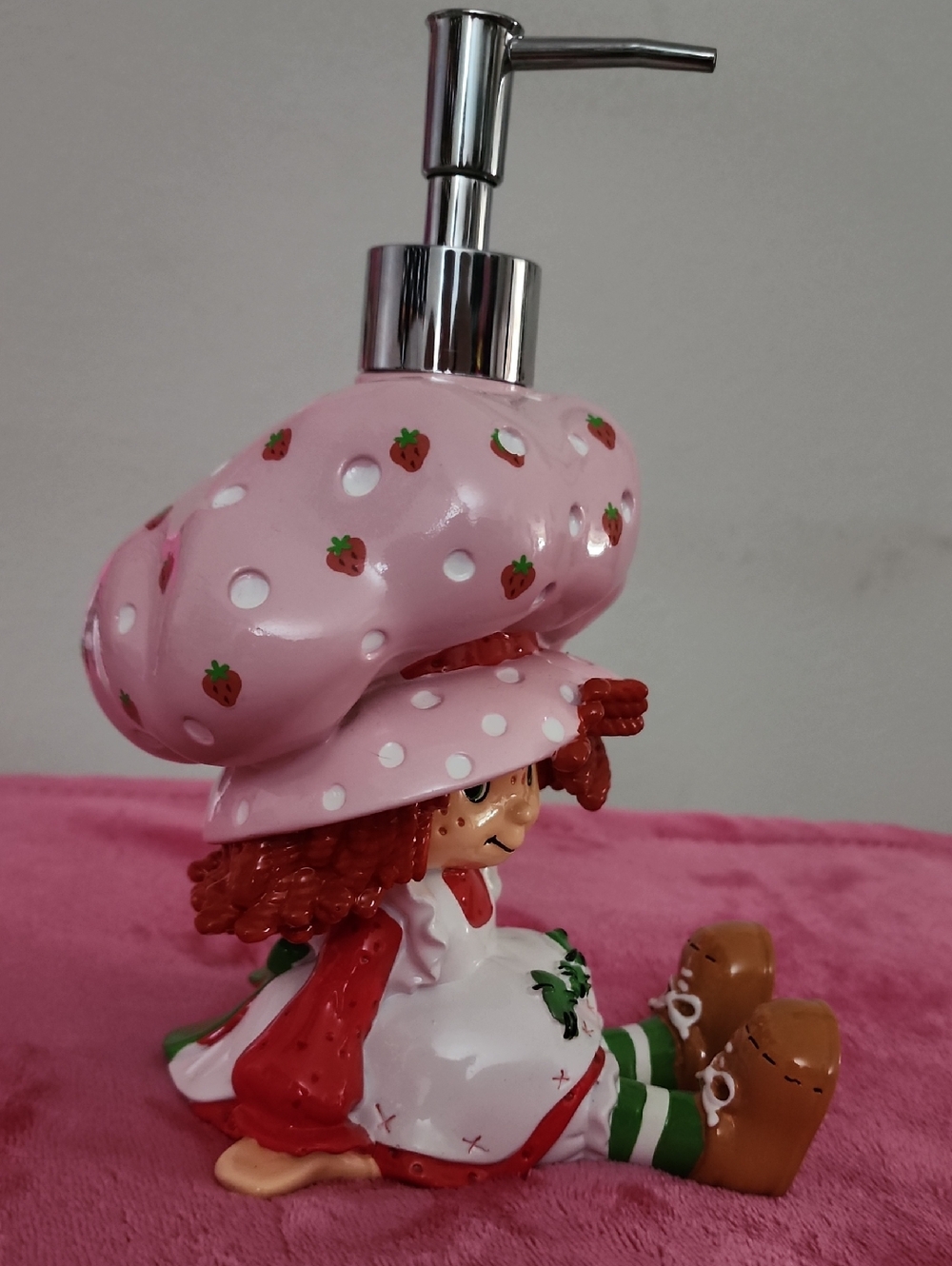 NWT 🍓✨️Strawberry Shortcake Ceramic Soap/ Lotion Dispenser / Xlarge/ Adorable - Picture 4 of 6